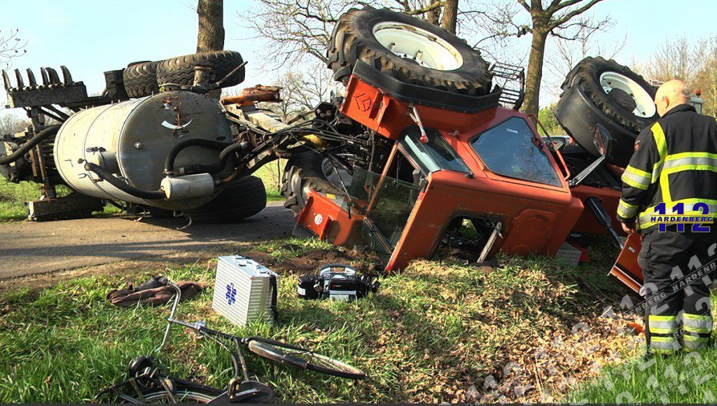 tractor en giertank over de kop drogteropslagen