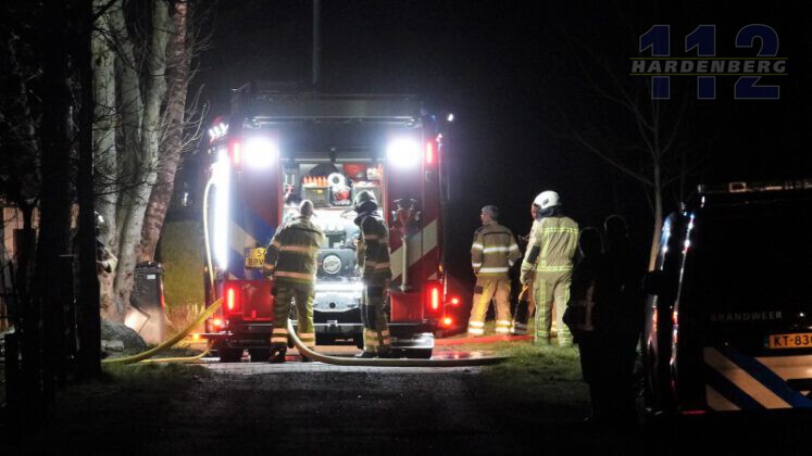 Brand verwoest houten schuur 112 Hardenberg